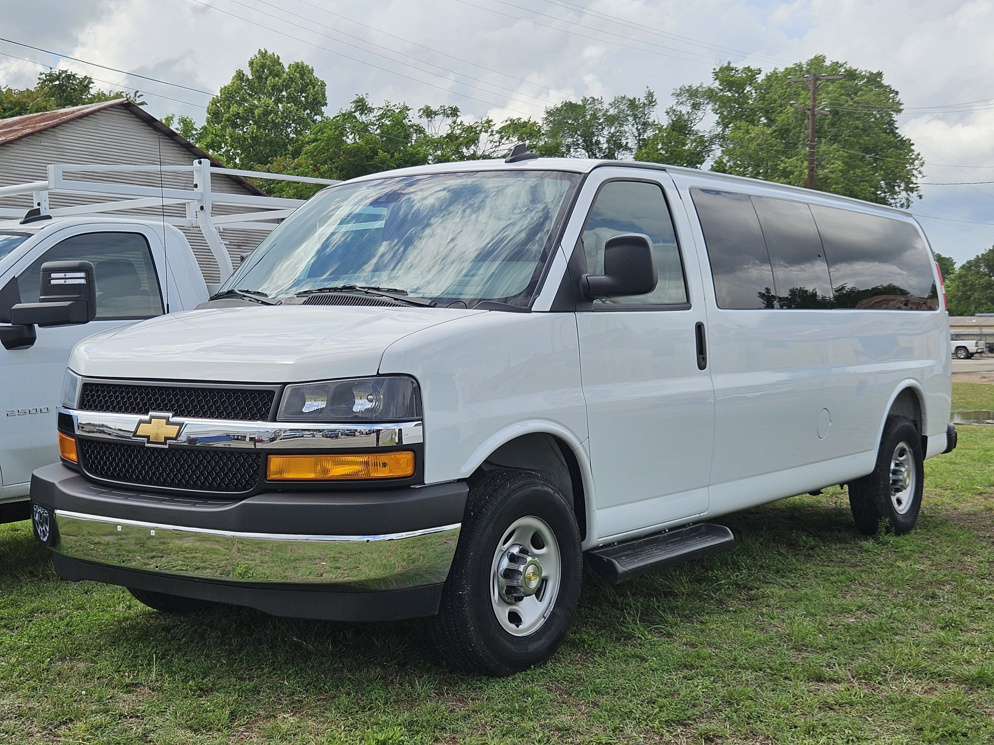 2025 Chevrolet Express Passenger 1LT