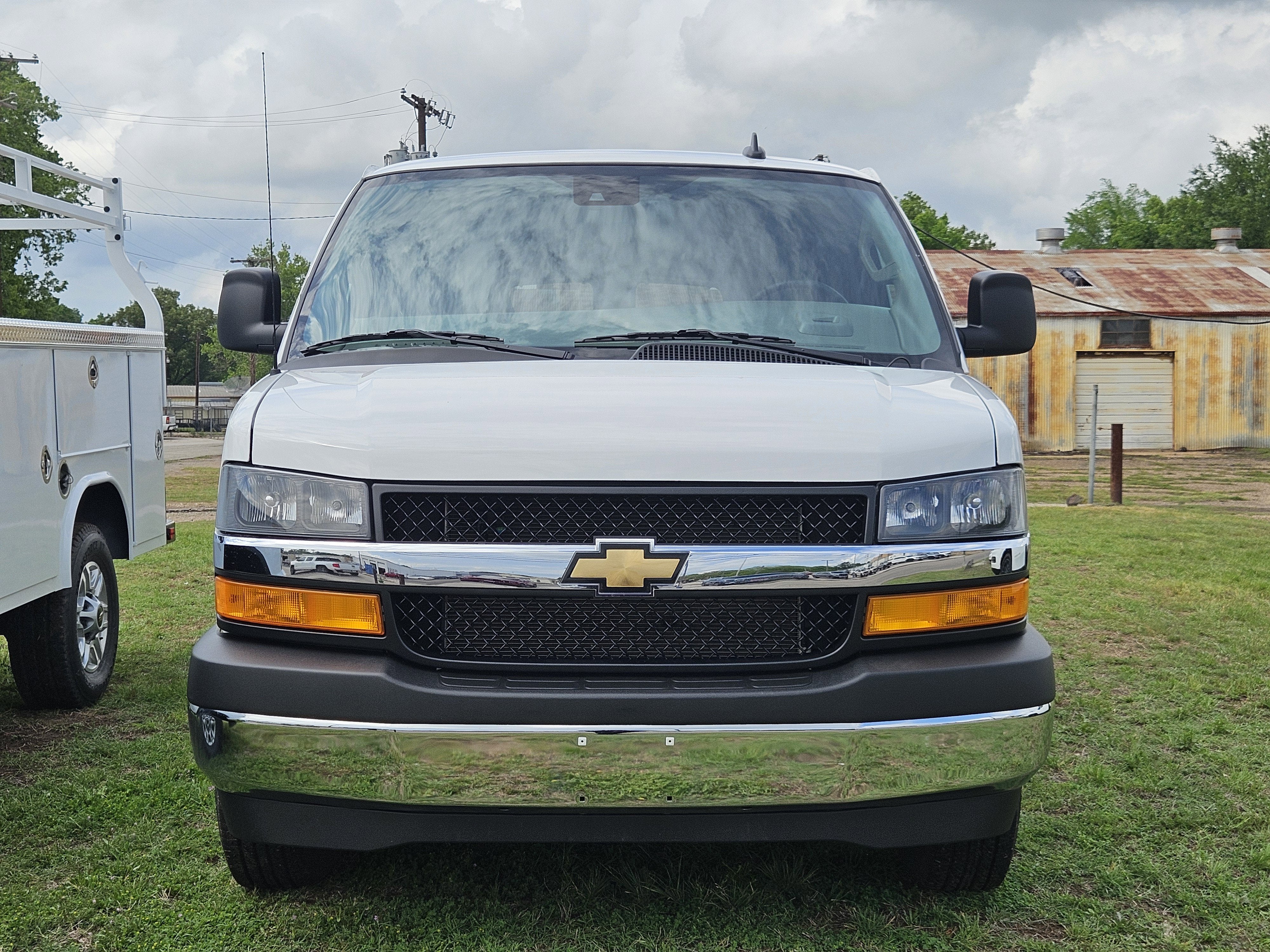 2025 Chevrolet Express Passenger 1LT