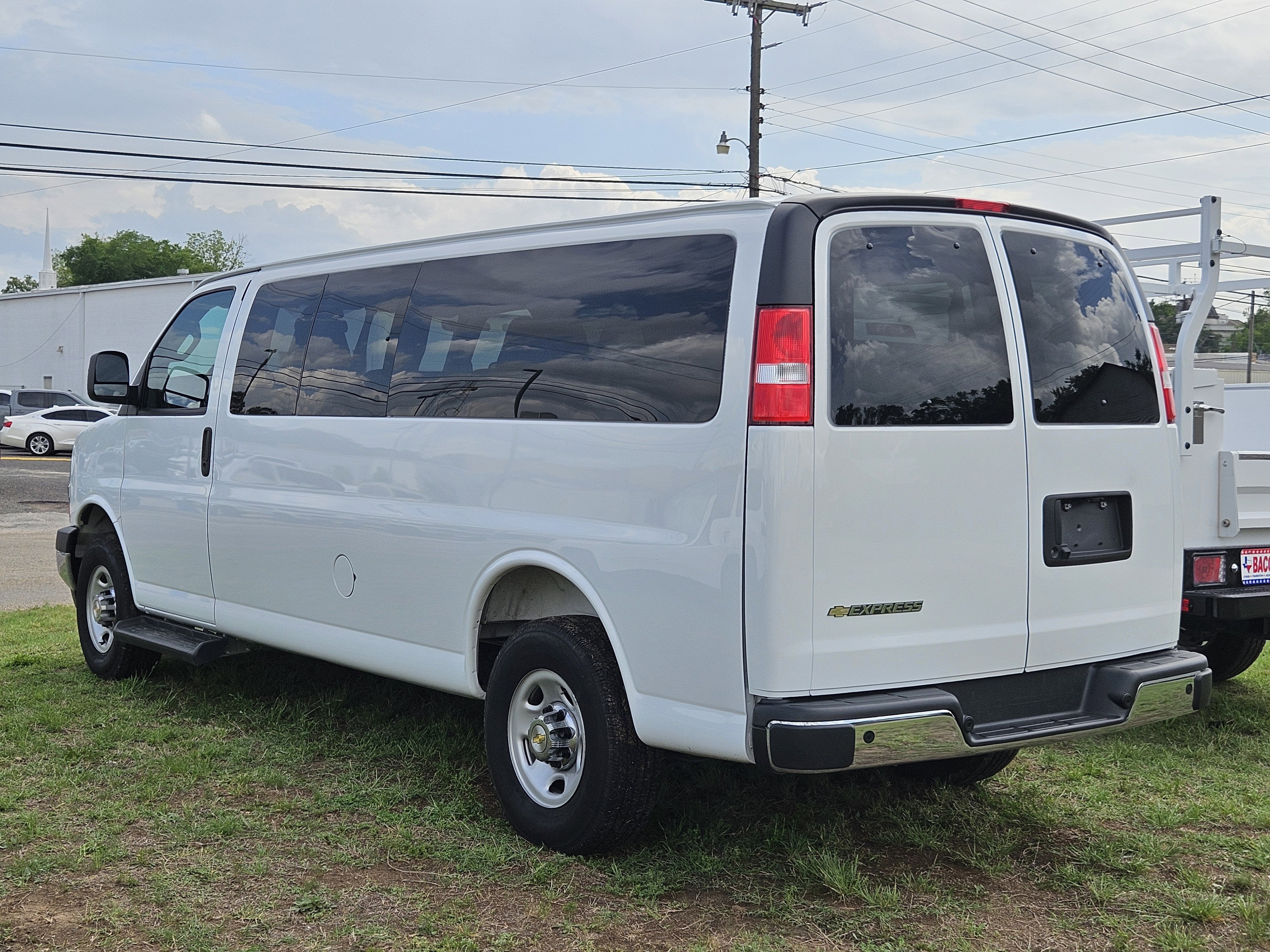 2025 Chevrolet Express Passenger 1LT