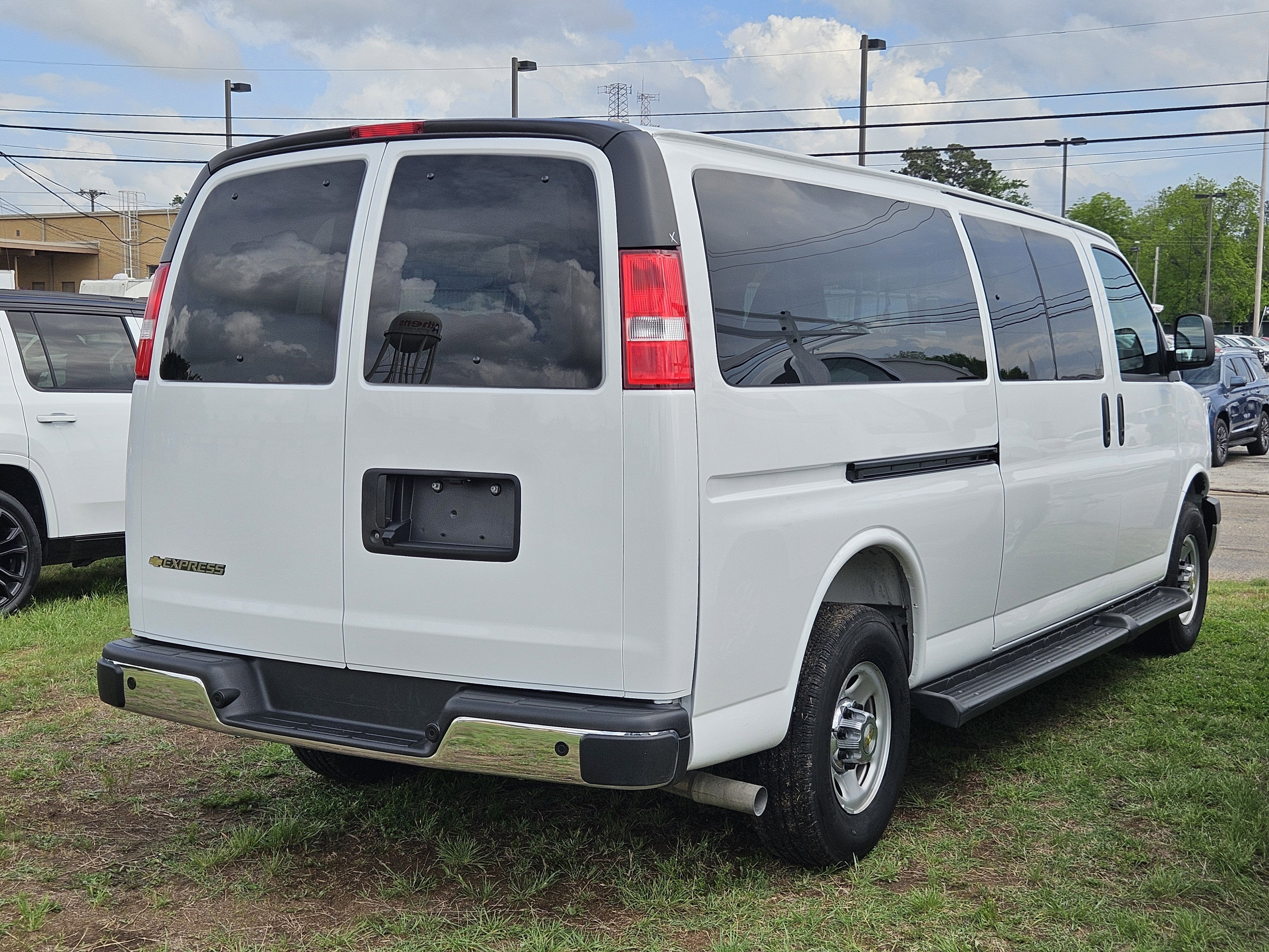 2025 Chevrolet Express Passenger 1LT